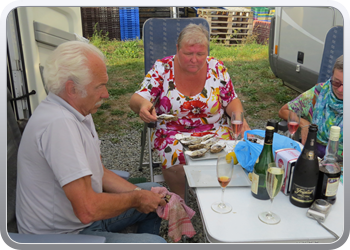 084 Het eten van de oesters (1)