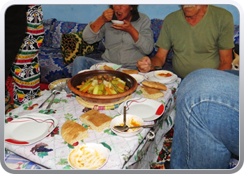 094 Daguitstap Eten bij een Berbers gezin04